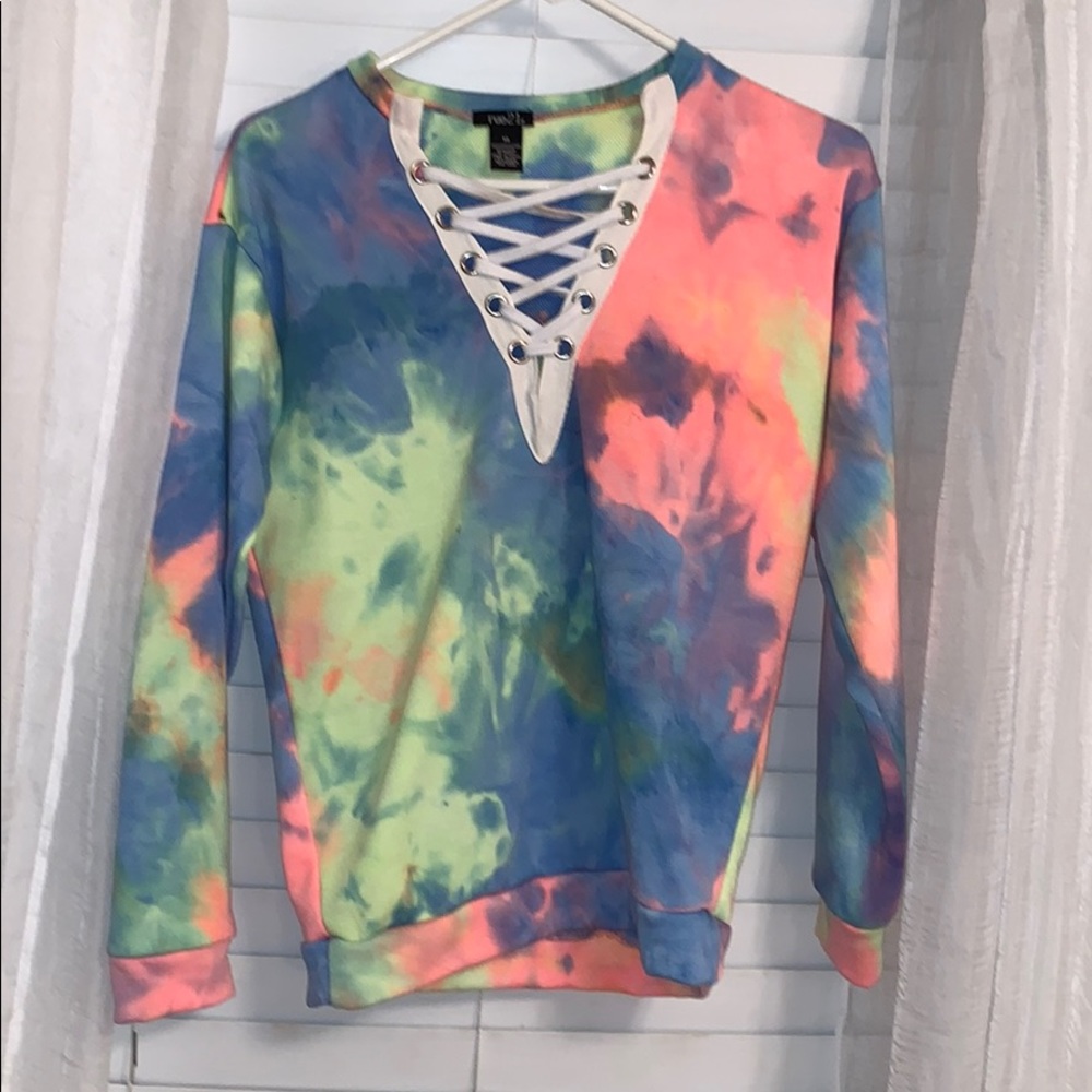 Tie die lace up crew neck v-neck